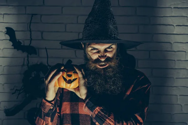 Halloween homme avec citrouille dans l'obscurité — Photo