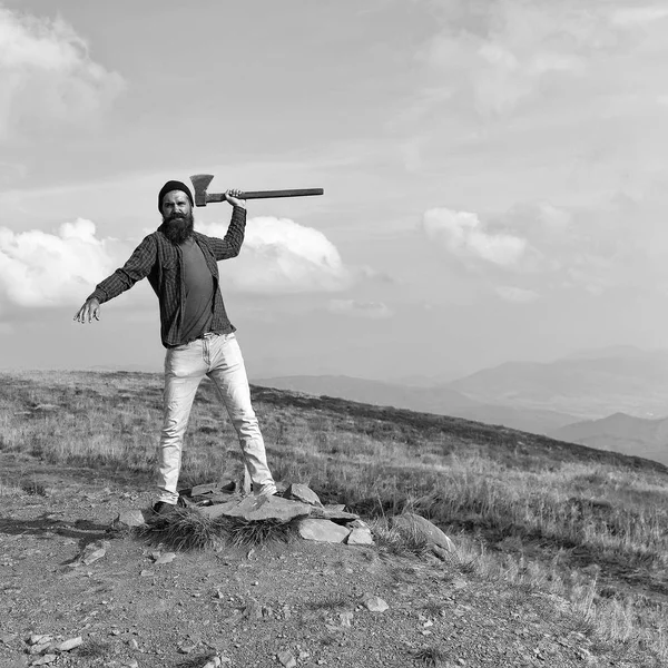 Parrakas mies kirveellä vuorella — kuvapankkivalokuva