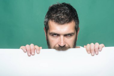 Adam uzun sakal ve bıyık.