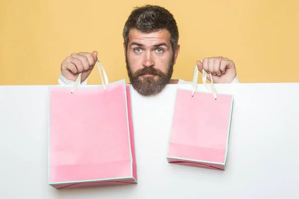 Man met baard met roze boodschappentas. — Stockfoto