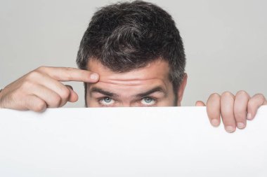 Adam gri arka plan üzerinde.