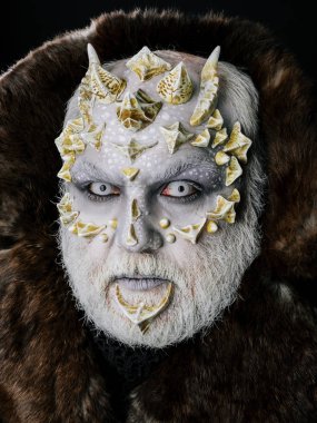 Keskin dikenler ve siğiller suratına canavarı