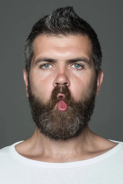 Homem com barba longa no rosto grimace emocional — Fotografia de Stock