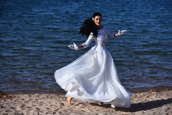 Donna con lunghi capelli castani sulla spiaggia di mare — Foto Stock