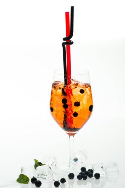 Beyaz arka plan üzerinde izole blueberry ile kokteyl.