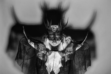 Kafatası ile Gotik adam