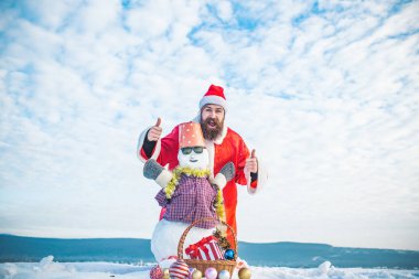 Eller yukarı gösterilen santa şapka adam