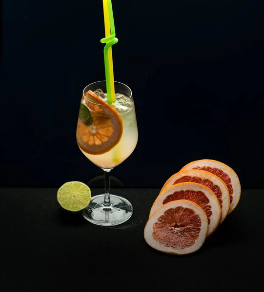 Cocktail auf schwarzem Hintergrund. — Stockfoto