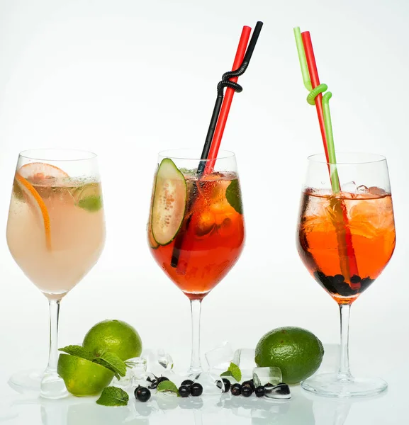 Alcoholische dranken en fruit in restaurant. — Stockfoto