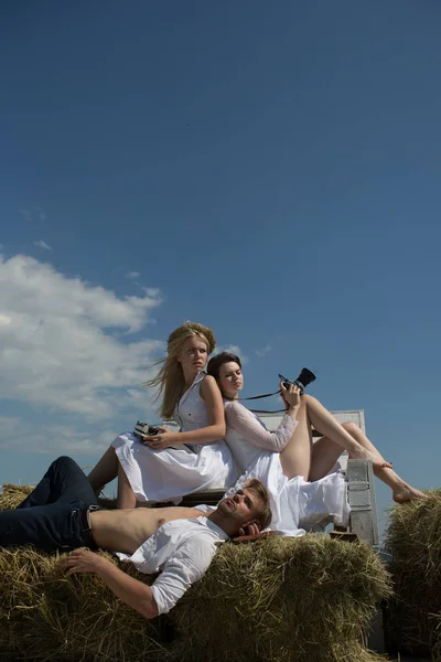 Vintage daktilo ile sarışın kız