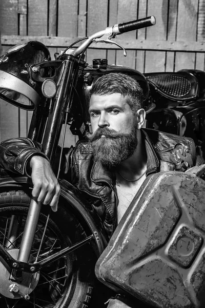 Skäggig man hipster biker — Stockfoto