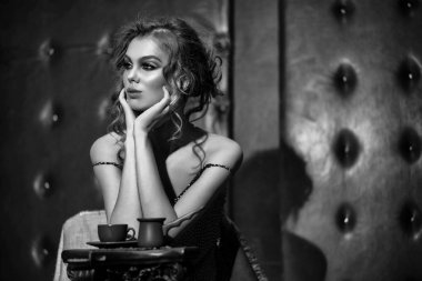 Güzel kız içecekler kahve Cafe