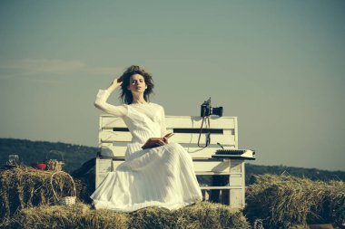 Kadın gri gökyüzü kitap okuma