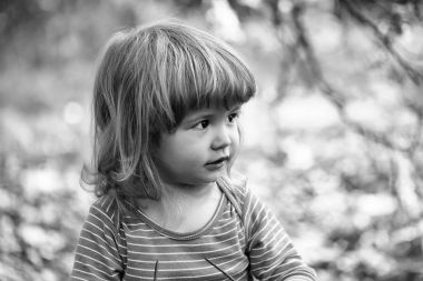 Çiçeği ile küçük çocuk