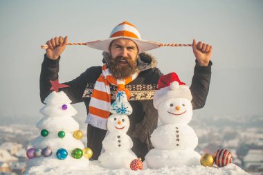 Kış günü sakallı hippi