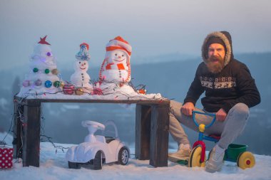 Heyecanlı kişini kar üzerinde üç tekerlekli bisiklet