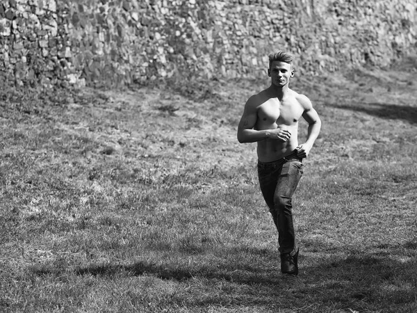 Muscular guy running outdoor — Stock Photo, Image