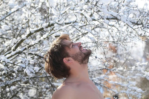 Mutlu adam kış gününde gülümseyen