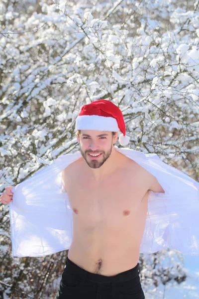 Man uitkleden shirt op de winterdag — Stockfoto
