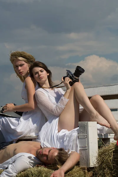 Adam ya da saman üzerinde yalan maço