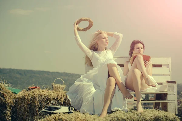 Sarışın kadının kafasına saman çelenk koyarak