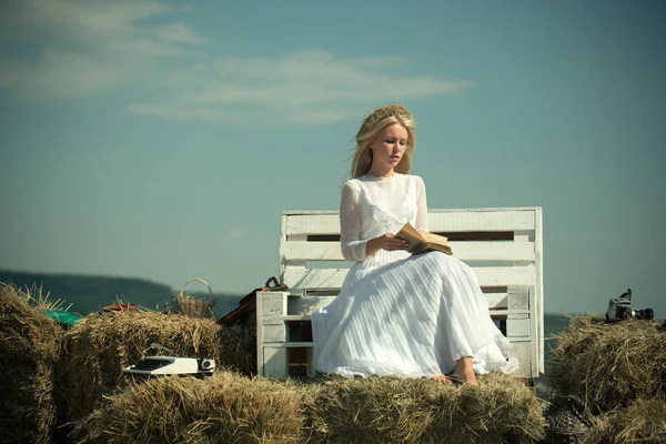 Kız saman çelenk ve güneşli beyaz elbise