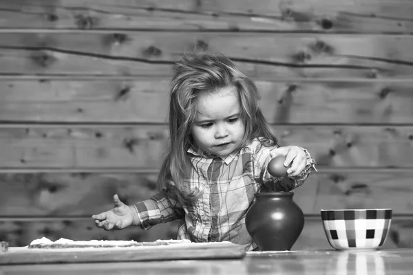 Schattig kind koken met deeg, meel, ei en kom — Stockfoto