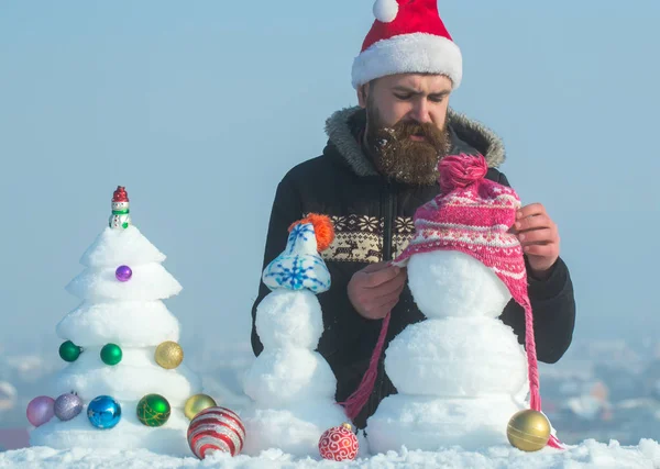 Kar xmas ağacı ve heykeller üzerinde mavi gökyüzü