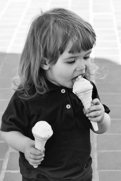 Menino pequeno comer sorvete — Fotografia de Stock