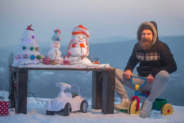 Heyecanlı kişini kar üzerinde üç tekerlekli bisiklet