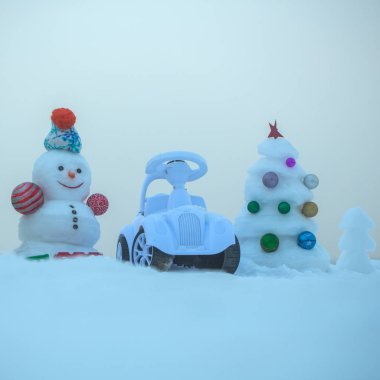 Mavi gökyüzü topları ile Noel ağacı