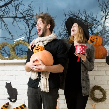 Halloween pumpkins tutan eşarp erkekte