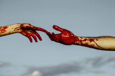 Arka plan gri parmaklar dokunmadan Cadılar Bayramı vampirler gökyüzü