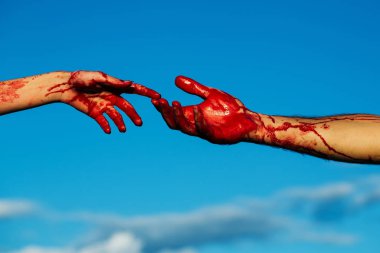 Mavi gökyüzü kırmızı kanlı kanlı zombi eller