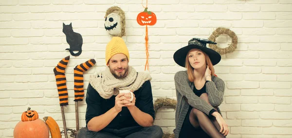 Halloween casal apaixonado sentado na parede de tijolo — Fotografia de Stock