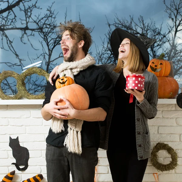 Halloween pumpkins tutan eşarp erkekte