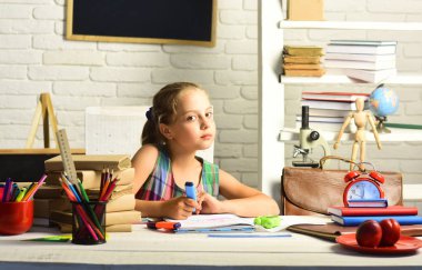 Öğrenci kitapları ile beyaz duvar arka plan üzerinde ödev yok