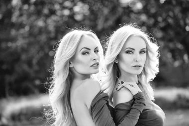 Yeşil elbiseler güzel sarışın kadın