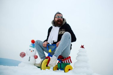 Üç tekerlekli bisiklet üzerinde karlı manzara mutlu kişini