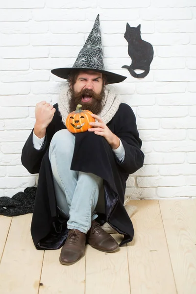 Hipster Halloween con zucca e gatto nero simbolo sul muro — Foto Stock