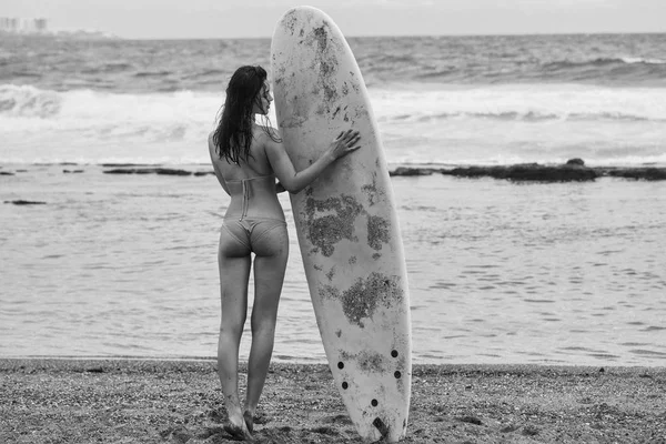 Söt flicka surfare i baddräkt holding gul surfbräda — Stockfoto