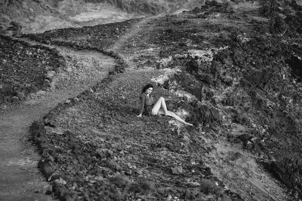 Hezká dívka leží na skalnatém povrchu hnědé — Stock fotografie