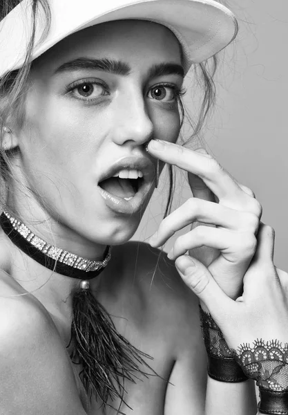 Chica bonita toca anillo en la nariz —  Fotos de Stock