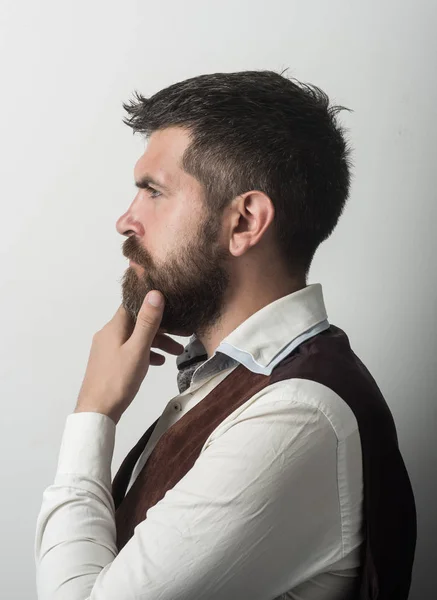 Homem com barba longa e bigode no rosto pensativo . — Fotografia de Stock