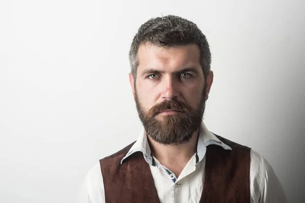 Hombre con barba larga y bigote en cara seria . —  Fotos de Stock