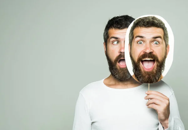 Hipster con cara sorprendida sostener retrato placa de nombre . —  Fotos de Stock