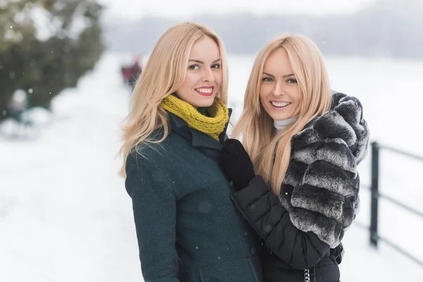 Mujeres felices sonriendo en el paisaje de nieve blanca —  Fotos de Stock