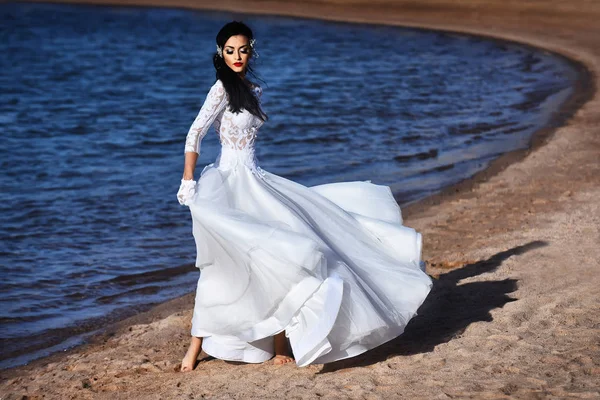 Ragazza che cammina in abito da sposa bianco — Foto Stock