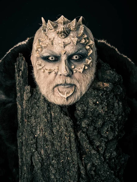 Canavar keskin dikenler ve siğiller ile