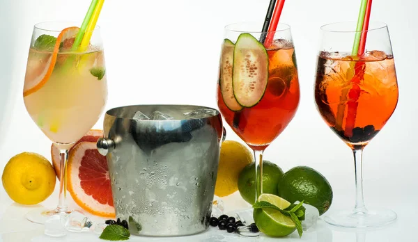 Fruit snijden en cocktailglas op balk. — Stockfoto